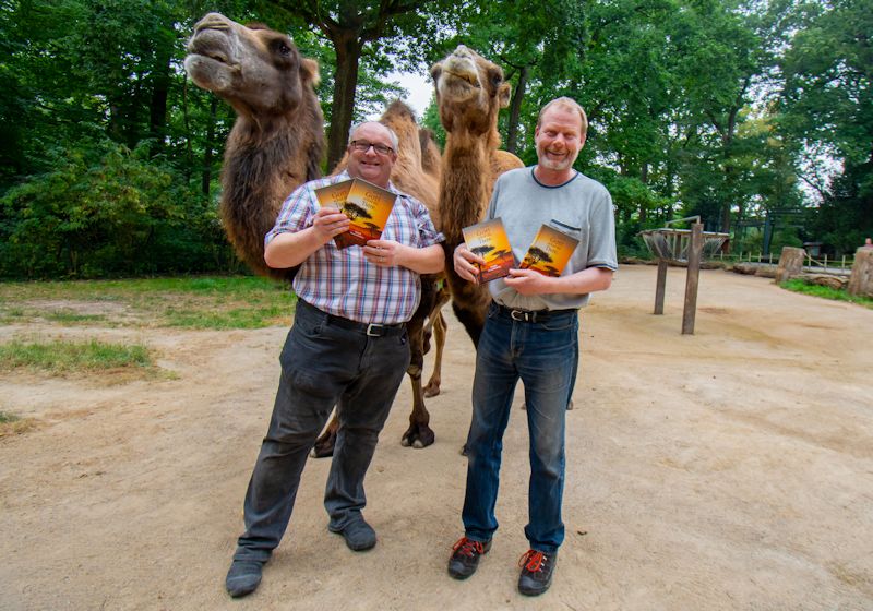 Zoodirektor Dr. Frank Brandstätter und Georg Nies vom OCM-Verlag bei den Trampeltieren Ute und Dilara (Bild: Marcel Stawinoga)